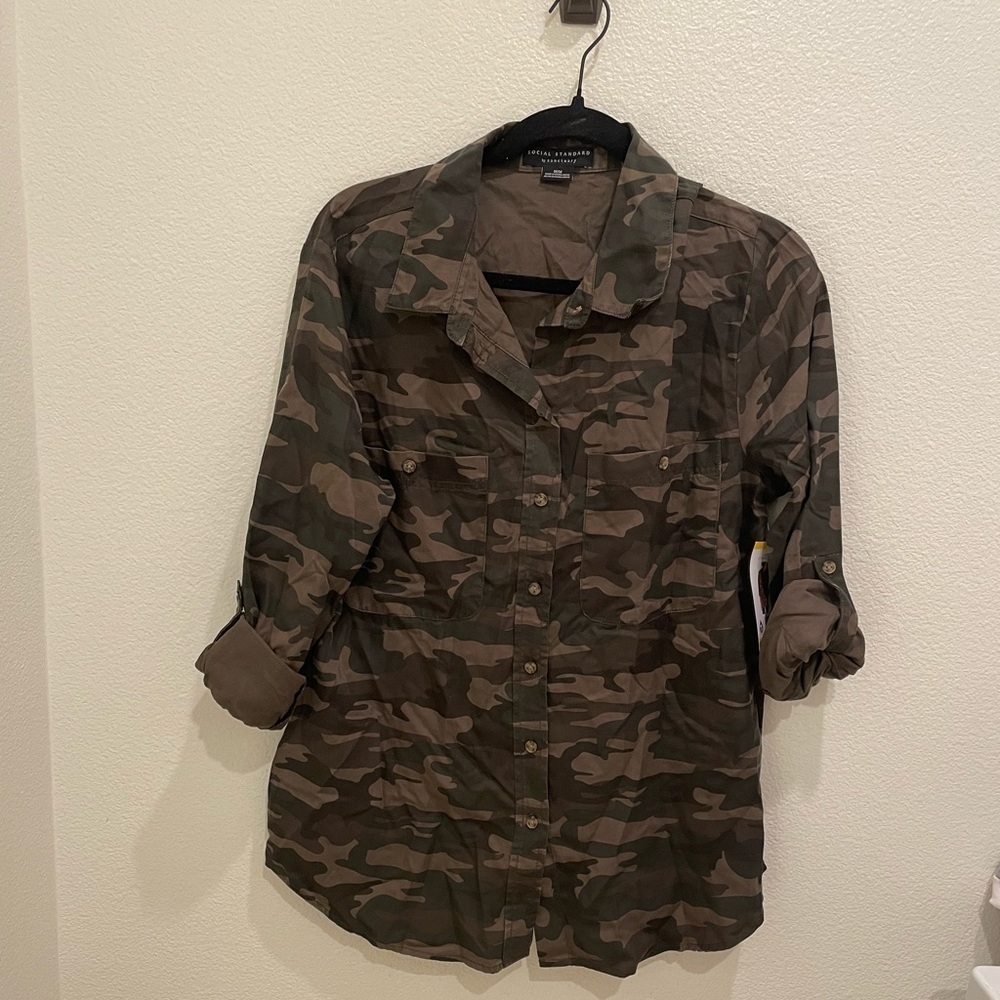 NWT Social Standard By Sanctuary Womens Army Camo Top Tencel Size M​​​​​​​